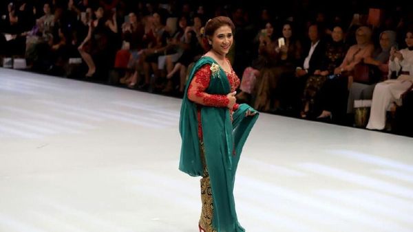 Tak Hanya Jago Tenggelamkan Kapal, Susi Juga Lincah di Catwalk