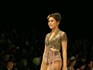 Lenggak-Lenggok Selebriti di Atas Catwalk Lenggak-Lenggok Selebriti di Atas Catwalk