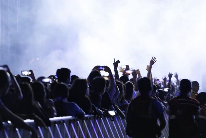 Ilustrasi Penonton Konser Musik Ilustrasi Penonton Konser Musik di Konser The Chainsmokers di Jakarta.