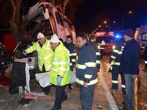 Bus Angkut Imigran Ilegal Kecelakaan di Turki, 17 Orang Tewas Bus Angkut Imigran Ilegal Kecelakaan di Turki, 17 Orang Tewas