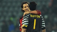 Ke manapun Zlatan Ibrahimovic pergi, prestasi selalu mengikutinya. Bomber Swedia itu direkut Juventus dari Ajax Amsterdam dan meraih dua Scudetto, sekalipun akhirnya dicopot sehubungan skandal Calciopoli. Ibra lantas berpindah-pindah klub sampai akhirnya mendarat di San Siro pada 2011 untuk meraih Scudetto keempatnya. (Foto: Valerio Pennicino/Getty Images)
