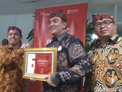 Polri Sabet Penghargaan Sebagai Lembaga Negara Terpopuler