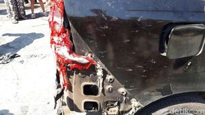 Foto: Mobil Meleleh di Kebakaran Taman Kota