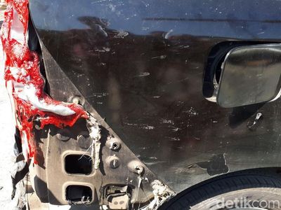 Foto: Mobil Meleleh di Kebakaran Taman Kota
