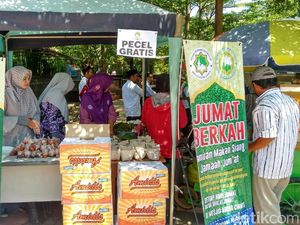 Irma di Ciamis Berbagi Makanan Gratis Bagi Jemaah Jumat