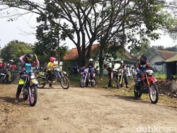 Ribuan Bikers Pencinta Trail Ngegas di Gunung Manglayang Bandung