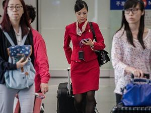 Cathay Pacific Cabut Aturan Pramugari Harus Pakai Rok Pendek