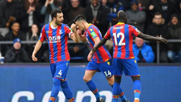 Luka Milivojevic merayakan gol ke gawang Liverpool. 