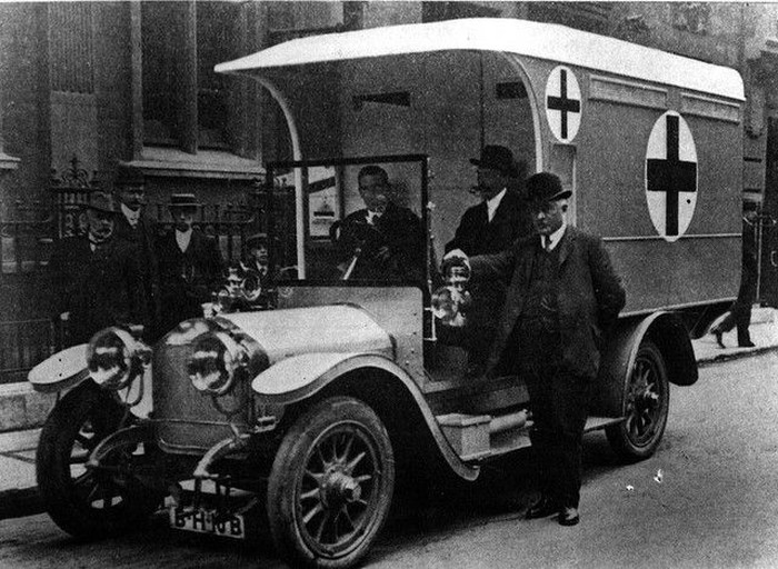 Seiring kemajuan teknologi sepanjang abad ke-19 dan 20, mobil ambulans sudah mulai modern. Foto: vintag.es