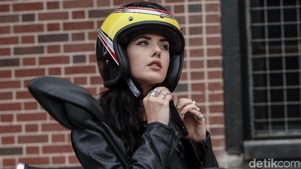 Model Cantik Jalan-jalan dengan Moge Italia