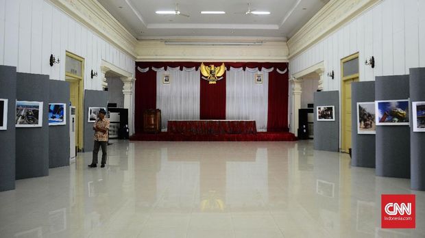 Ruang tengah Monumen Pers Nasional yang dulu dipakai rapat pembentukan Solosche Radio Vereeniging. Dulu gedung ini bernama Societeit Sasana Soeka.