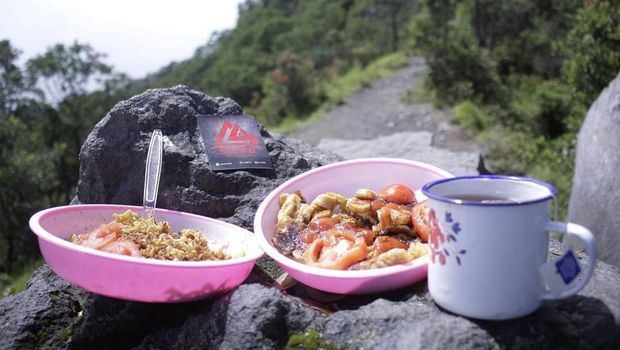 Begini Gaya Makan Netizen Saat ​Naik​ Gunung, ​Panorama dan Menunya Bikin Ngiler!​