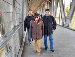 Kondisi Membaik, BJ Habibie Jalan-jalan di Jembatan Muenchen