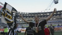Sekali lagi, Ibrahimovic mempersembahkan trofi liga domestik untuk Bianconeri. Tapi Scudetto itu kemudian dicopot karena skandal Calciopoli. (Giuseppe Cacace/Getty Images)