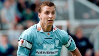 Zlatan Ibrahimovic dalam seragam Malmo FF. Selama dua musim memperkuat klub tersebut, Ibra gagal memberi trofi. Tapi bakat besarnya mulai tercium klub-klub papan atas Eropa. (Youtube)