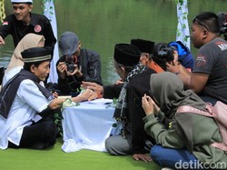 Romantis, 35 Pasang Tunawisma Nikah di Pinggir Danau Pangalengan