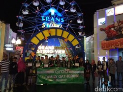 Ketika 150 Driver Ojol dan Keluarga Liburan ke Trans Studio Makassar