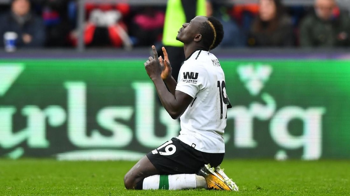 Sadio Mane diving, bikin gol, dan nyaris dikartumerah saat lawan Crystal Palace (Matthew Childs/Action Images via Reuters)