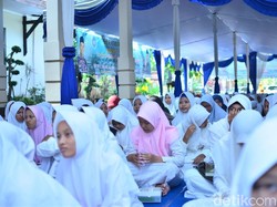 Jelang UNBK, Ribuan Pelajar di Lamongan Khusyuk Doa Bersama
