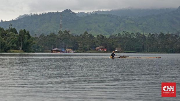 Berkunjung ke Bandung tak lengkap rasanya jika tidak mampir ke Pangalengan. Saban akhir pekan atau libur panjang, kawasan wisata yang berjarak 45 kilometer dari kota Bandung ini selalu jadi primadona bagi wisatawan. Pangalengan termasuk kawasan Bandung Selatan. Berada di wilayah pegunungan dan perbukitan, tempat ini menawarkan udara yang sejuk, semilir angin dan langit yang cerah membiru.