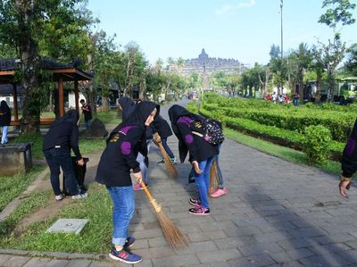 Aksi Bersih-bersih Borobudur Pasca Pesta Vivo V9