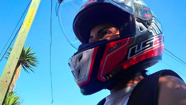Salut, Wanita Berkeliling Naik Motor Beri Makan Anjing Kelaparan