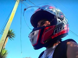 Salut, Wanita Berkeliling Naik Motor Beri Makan Anjing Kelaparan