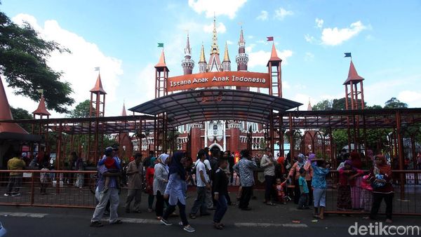 Libur Paskah Warga Kunjungi TMII