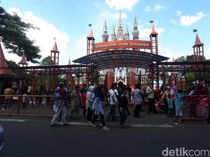 Libur Paskah Warga Kunjungi TMII