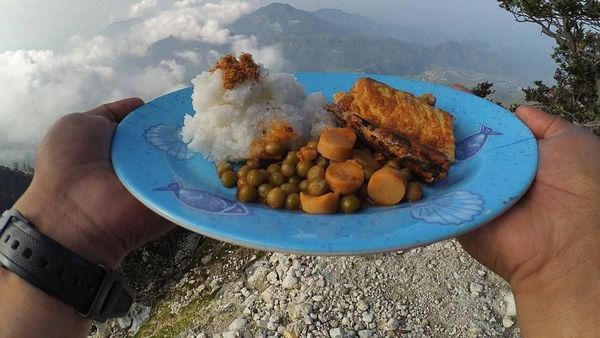 Begini Gaya Makan Netizen Saat Naik Gunung, Panorama dan Menunya Bikin Ngiler!