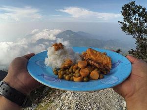 Begini Gaya Makan Netizen Saat Naik Gunung, Panorama dan Menunya Bikin Ngiler!