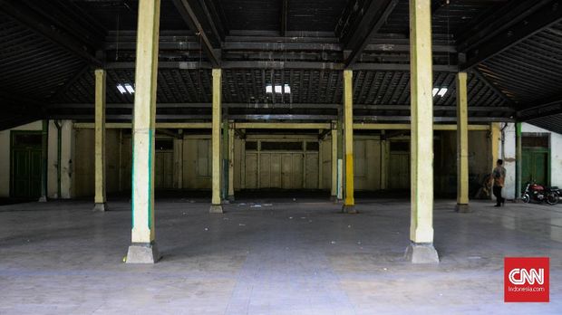 karena belum punya studio, akhirnya SRV menumpang sementara di Pendopo Kepatihan Mangkunegaran atas izin Patih Mangkunegaran KRMT Sarwoko Mangunkusumo.