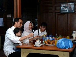 Sambil Momong Cucu, Jokowi Santap Ayam Goreng di Sukoharjo
