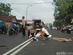 Senggol Biker, Wanita di Mojokerto Ini Tewas Terlindas Roda Truk