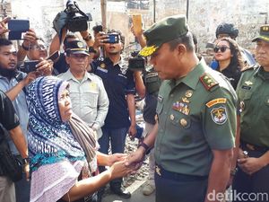 Tinjau Lokasi Kebakaran Taman Kota, Pangdam Jaya Beri Bantuan Tinjau Lokasi Kebakaran Taman Kota, Pangdam Jaya Beri Bantuan