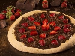 Dessert Pizza dengan Topping Cokelat dan Aneka Buah yang Manis Segar