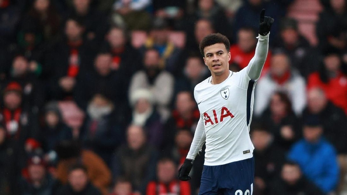 Dele Alli dibela Eric Dier, rekannya di Tottenham Hotspur (Foto: Ian Walton/Reuters)