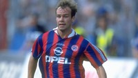 Pemain tengah Christian Nerlinger memperkuat Bayern Munich pada 1986-1998, kemudian berkostum Borussia Dortmund hingga 2001. Foto: Anton Want/Allsport