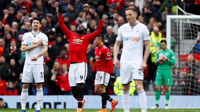 Manchester United menang 2-0 atas Swansea City berkat gol Romelu Lukaku dan Alexis Sanchez (Foto: Jason Cairnduff/Action Images via Reuters) Manchester United menang 2-0 atas Swansea City berkat gol Romelu Lukaku dan Alexis Sanchez (Foto: Jason Cairnduff/Action Images via Reuters)