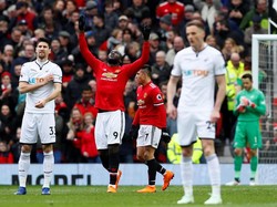 Gol Lukaku & Sanchez Menangkan MU atas Swansea