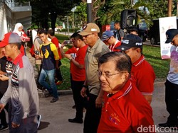 JK Lepas Gerak Jalan Alumni Universitas Hasanuddin di GBK