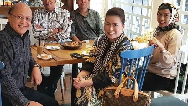Setia Dampingi Mario Teguh, Ini Pose Linna Teguh Saat Makan Bersama