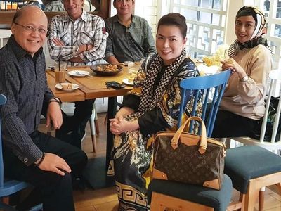 Setia Dampingi Mario Teguh, Ini Pose Linna Teguh Saat Makan Bersama
