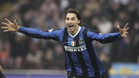 Zlatan Ibrahimovic di nomor kedua. Ibrahimovic dijual ke Barcelona pada tahun 2009 seharga 69,5 juta Euro atau kini setara Rp 1,3 triliun (New Press/Getty Images)