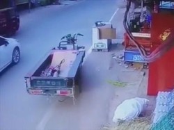 Motor Roda Tiga Tiba-tiba Jalan Sendiri, Sampai Tabrak Mobil Lain