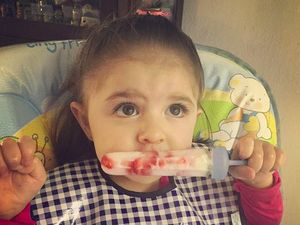 Segar Banget, Nak, Siang-siang Gini Lihat Kamu Makan Popsicle Segar Banget, Nak, Siang-siang Gini Lihat Kamu Makan Popsicle