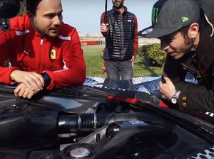 Valentino Rossi Selingkuh dengan Ferrari?