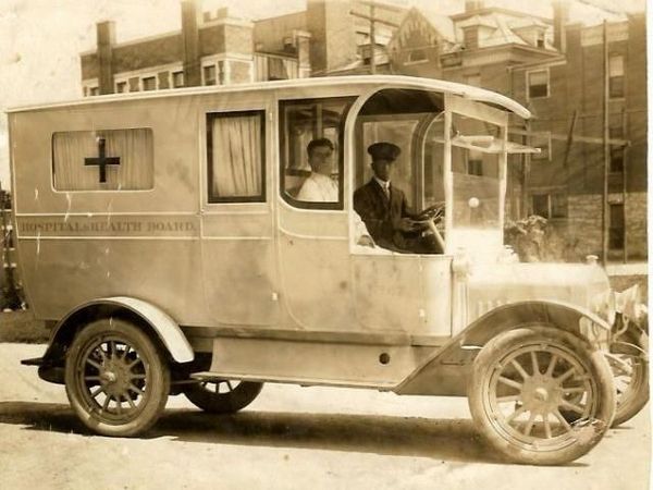 10 Potret Jadul Mobil Ambulans Ratusan Tahun Lalu, Bentuknya Unik-unik