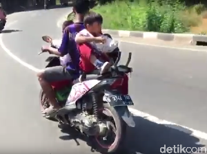 Astaga! Anak SD Makan Nasi Bungkus Dibonceng Menghadap Belakang