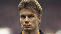 Kepindahan Thomas Helmer ke Bayern Munich pada 1992/1993 sempat memicu kontroversi karena Dortmund enggan melepas pemain andalannya ke klub rival. Panasnya polemik saat itu bahkan sampai berimbas ke pembahasan di level timnas Jerman. (Foto: David Rogers/Getty Images)